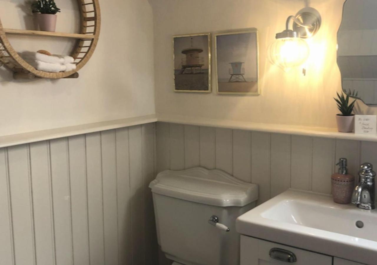 The Pink Cottage Upstairs Suite & Garden Summer Room Whitehead Exteriér fotografie