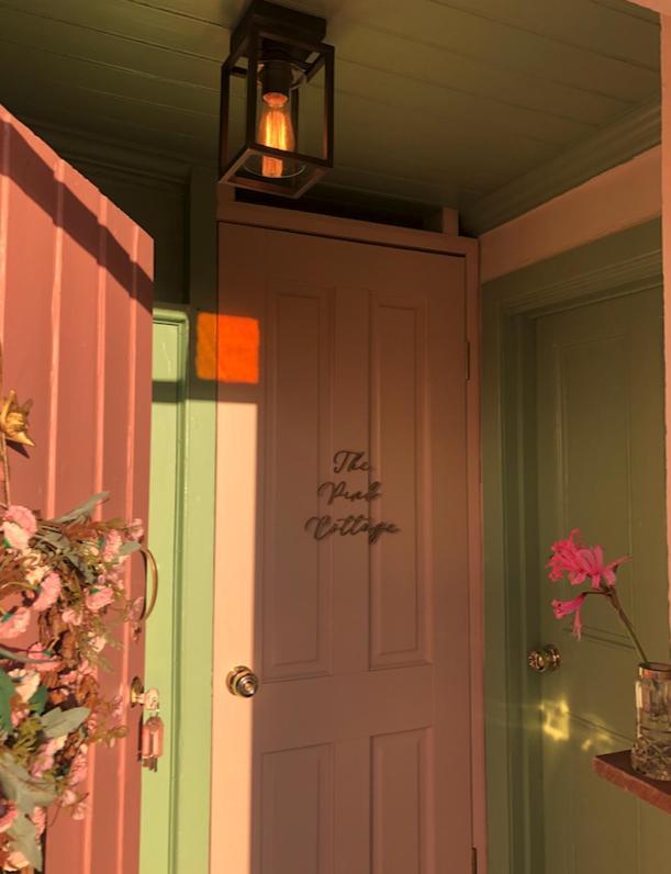 The Pink Cottage Upstairs Suite & Garden Summer Room Whitehead Exteriér fotografie