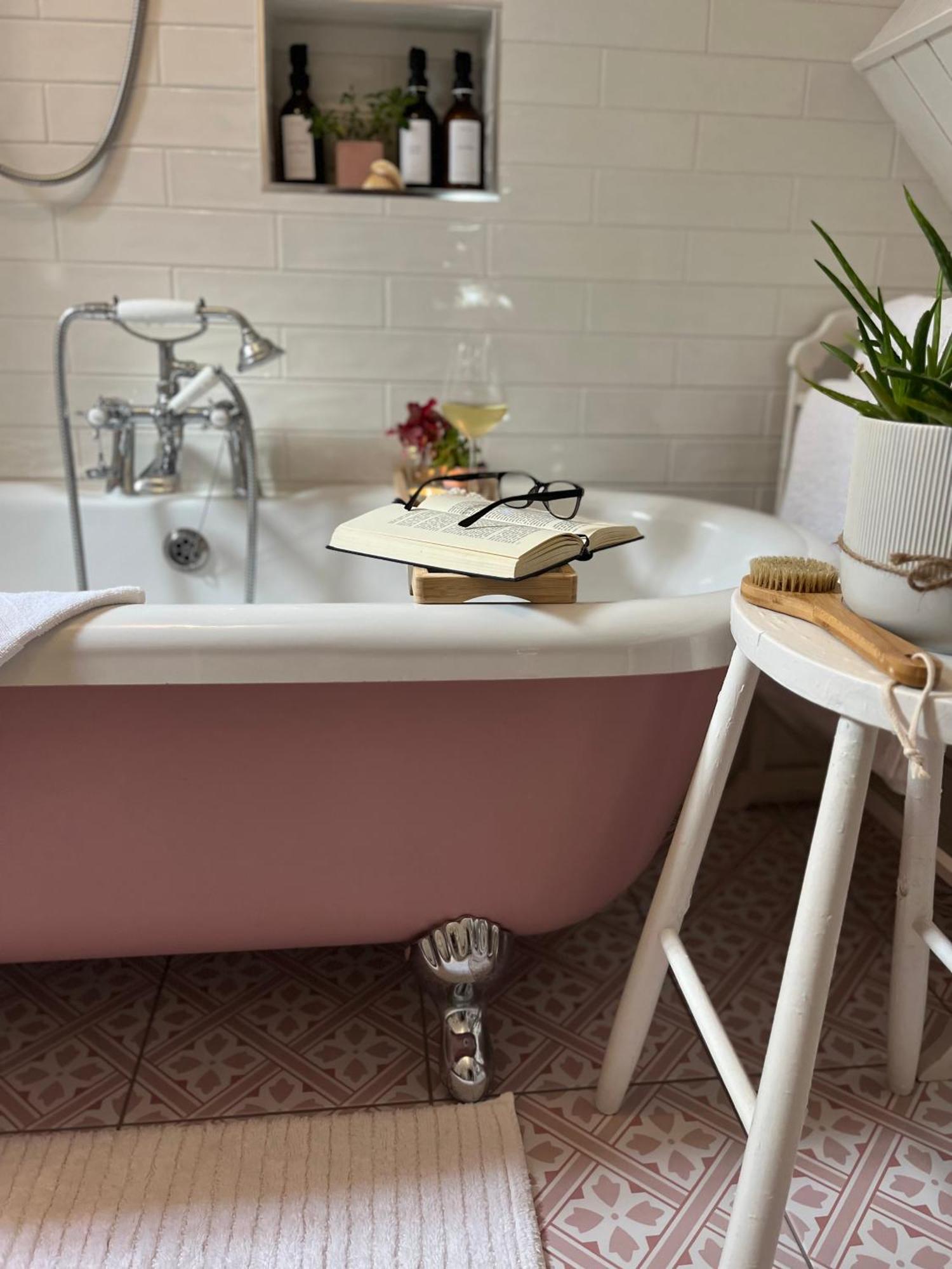 The Pink Cottage Upstairs Suite & Garden Summer Room Whitehead Exteriér fotografie