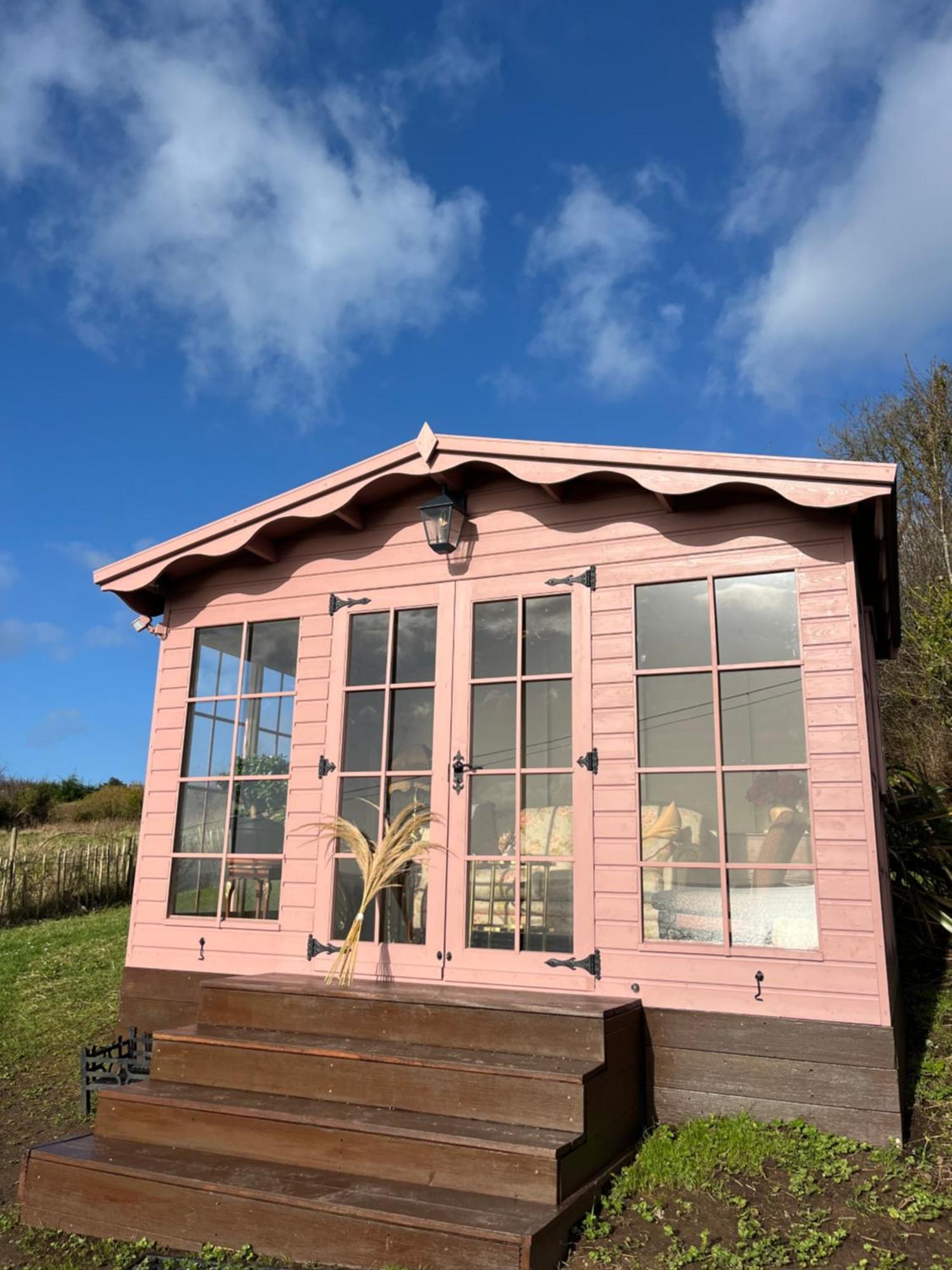 The Pink Cottage Upstairs Suite & Garden Summer Room Whitehead Exteriér fotografie